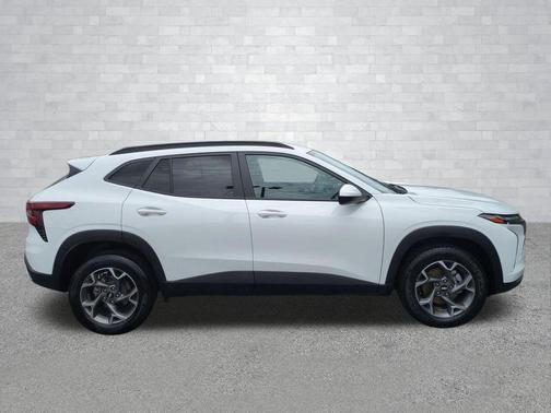 Summit White 2025 Chevrolet Trax LT