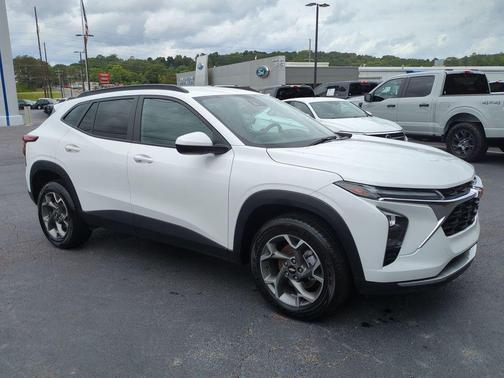 Summit White 2025 Chevrolet Trax LT