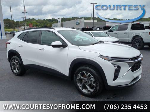 Summit White 2025 Chevrolet Trax LT