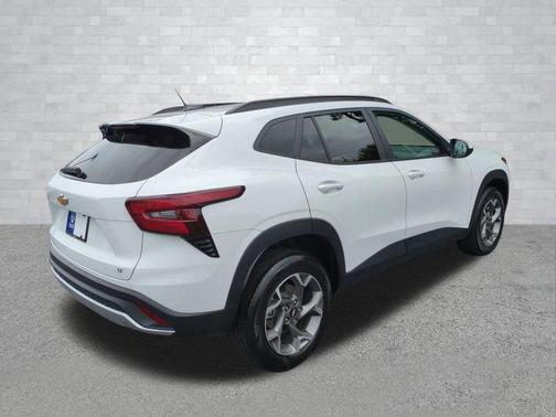Summit White 2025 Chevrolet Trax LT