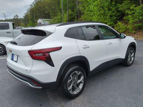 Summit White 2025 Chevrolet Trax LT