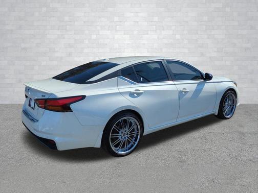 2021 Nissan Altima SR FWD