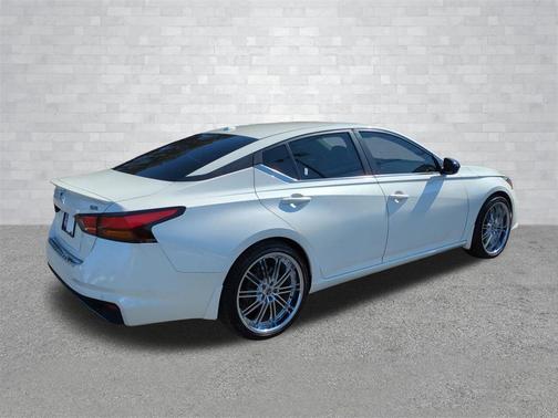 2021 Nissan Altima SR FWD