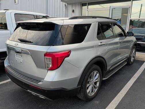 ICONIC SILVER METALLIC 2023 Ford Explorer XLT
