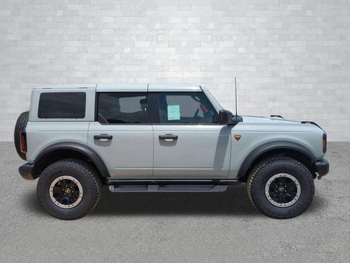 AVALANCHE GRAY 2026 Ford Bronco Badlands