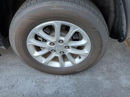 Diamond Black Crystal Pearlcoat 2021 Jeep Grand Cherokee Laredo