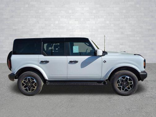 OXFORD WHITE 2026 Ford Bronco Outer Banks