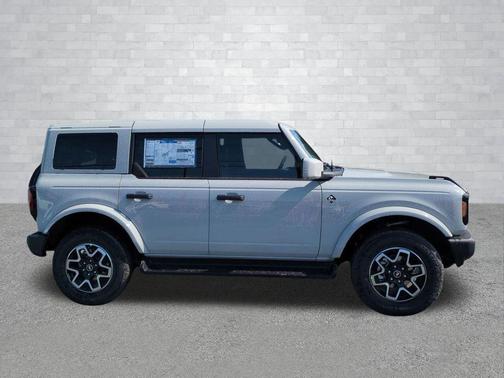 Avalanche Gray 2026 Ford Bronco Outer Banks