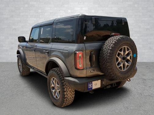 CARBONIZED GRAY METALLIC 2025 Ford Bronco Badlands