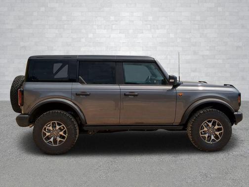 CARBONIZED GRAY METALLIC 2025 Ford Bronco Badlands