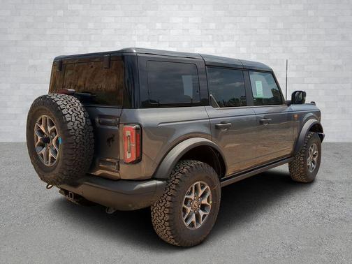 CARBONIZED GRAY METALLIC 2025 Ford Bronco Badlands