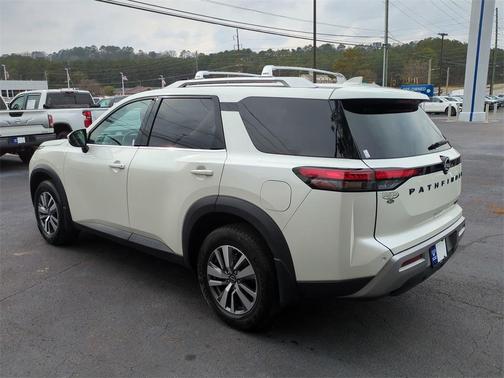 2023 Nissan Pathfinder SL 4WD