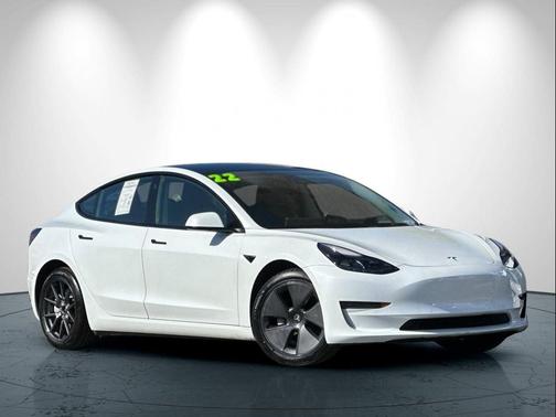 Pearl White Multi-Coat 2022 Tesla Model 3 Standard Range