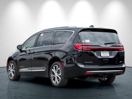 Diamond Black Crystal Pearlcoat 2026 Chrysler Pacifica L