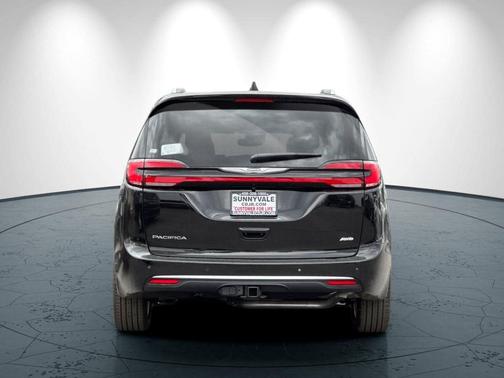 Diamond Black Crystal Pearlcoat 2026 Chrysler Pacifica L