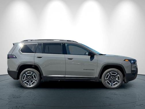 Sting-Gray Clearcoat 2026 Jeep Cherokee Laredo 4x4