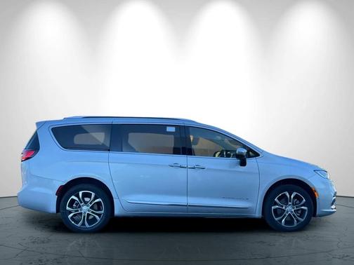 Silver Mist Clearcoat 2026 Chrysler Pacifica L