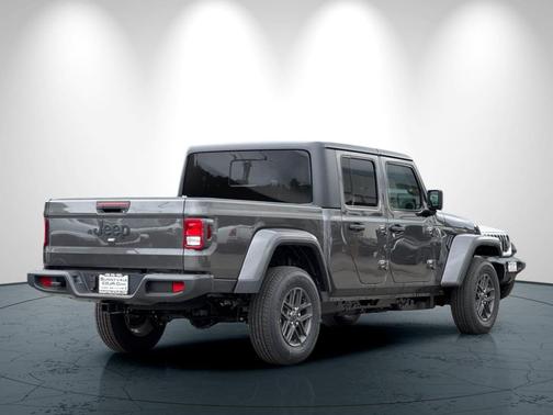 Granite Crystal Metallic Clearcoat 2026 Jeep Gladiator Sport S