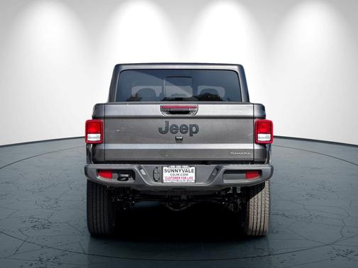 Granite Crystal Metallic Clearcoat 2026 Jeep Gladiator Sahara 4x4