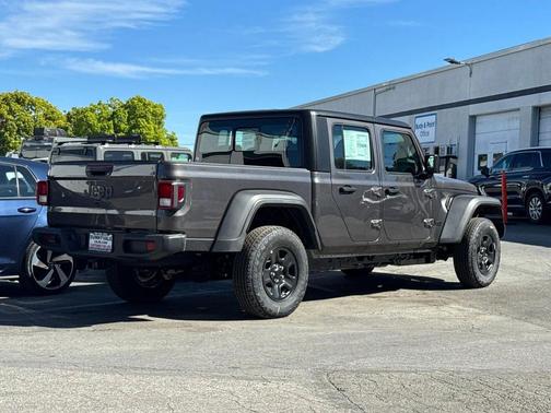 2026 Jeep Gladiator Sport
