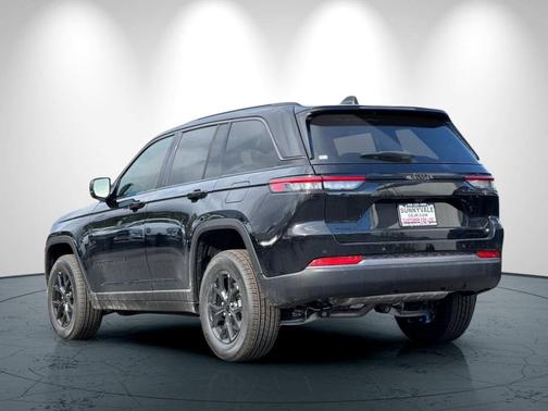 Diamond Black Crystal Pearlcoat 2026 Jeep Grand Cherokee Altitude