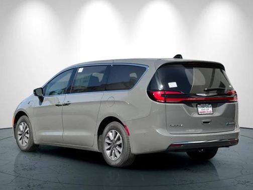 2025 Chrysler Pacifica Hybrid Select
