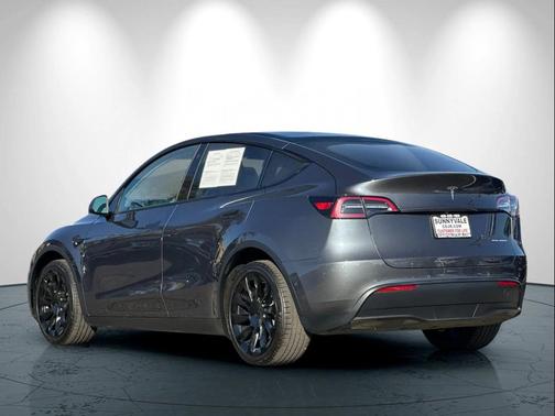 2022 Tesla Model Y Long Range Dual Motor All-Wheel Drive