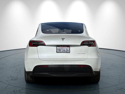 2022 Tesla Model Y Long Range Dual Motor All-Wheel Drive