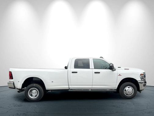 Bright White Clearcoat 2026 RAM 3500 Tradesman Crew Cab 4x4 8' Box
