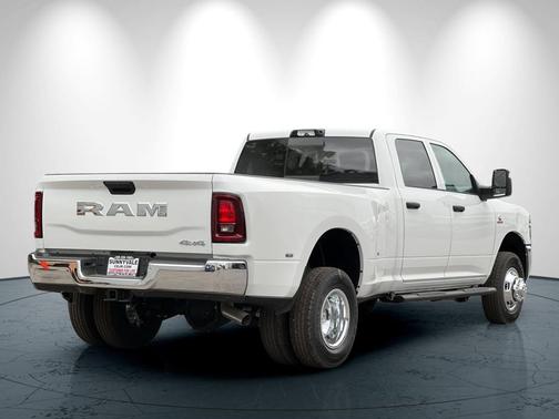 Bright White Clearcoat 2026 RAM 3500 Tradesman Crew Cab 4x4 8' Box