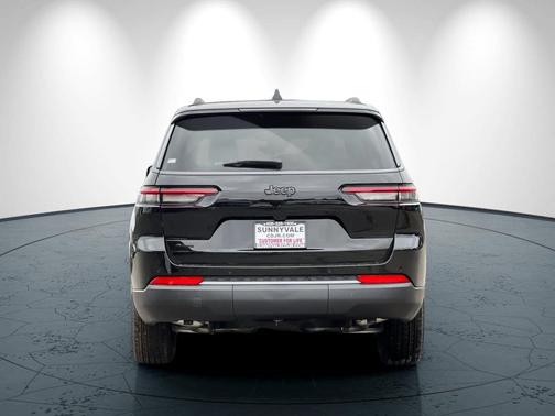 Diamond Black Crystal Pearlcoat 2026 Jeep Grand Cherokee L Altitude