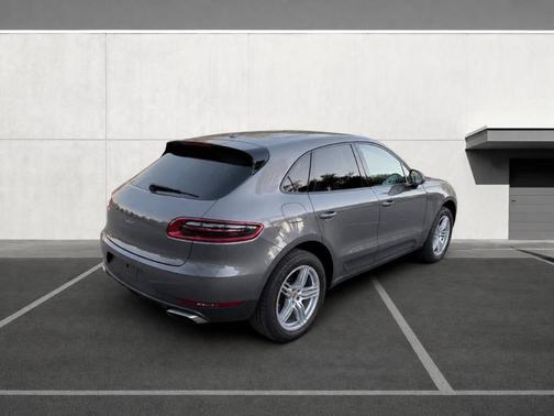 Agate Gray Metallic 2018 Porsche Macan Base