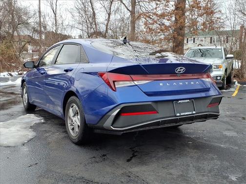 2024 Hyundai ELANTRA SE