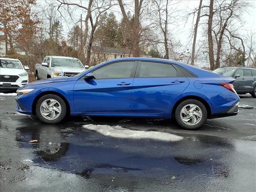 2024 Hyundai ELANTRA SE