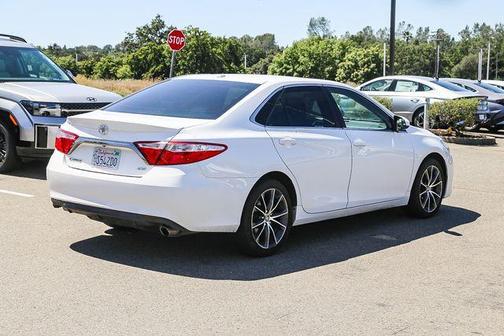 Super White 2015 Toyota Camry XSE