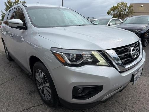 2018 Nissan Pathfinder SL