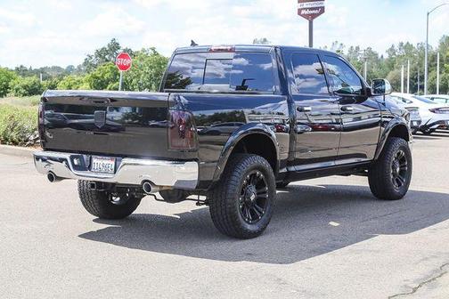 Brilliant Black Crystal Pearlcoat 2018 RAM 1500 Laramie