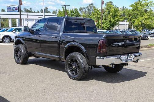 Brilliant Black Crystal Pearlcoat 2018 RAM 1500 Laramie