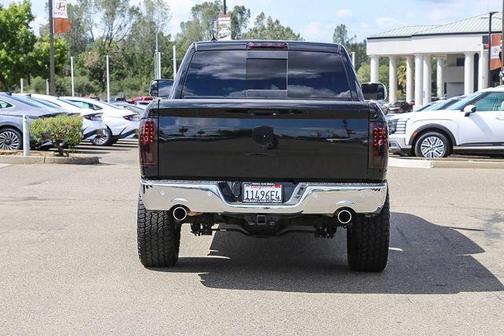 Brilliant Black Crystal Pearlcoat 2018 RAM 1500 Laramie