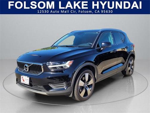 2019 Volvo XC40 MOMENTUM