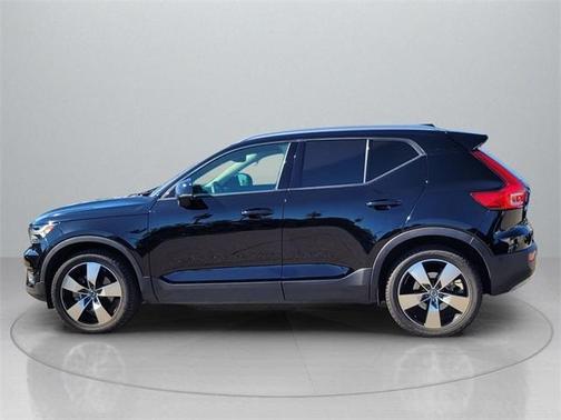 2019 Volvo XC40 MOMENTUM