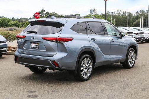 Moon Dust 2023 Toyota Highlander Hybrid Limited