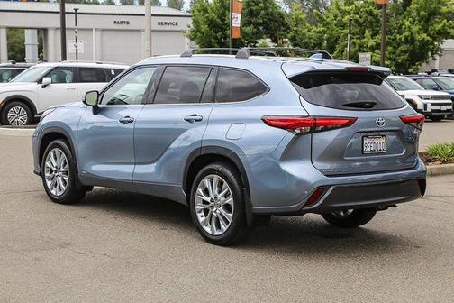 Moon Dust 2023 Toyota Highlander Hybrid Limited