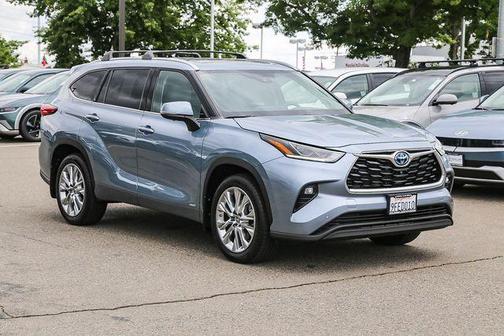 Moon Dust 2023 Toyota Highlander Hybrid Limited