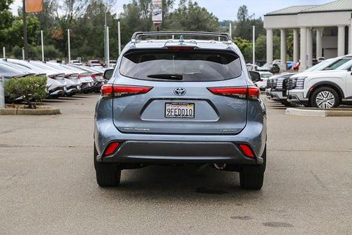 Moon Dust 2023 Toyota Highlander Hybrid Limited
