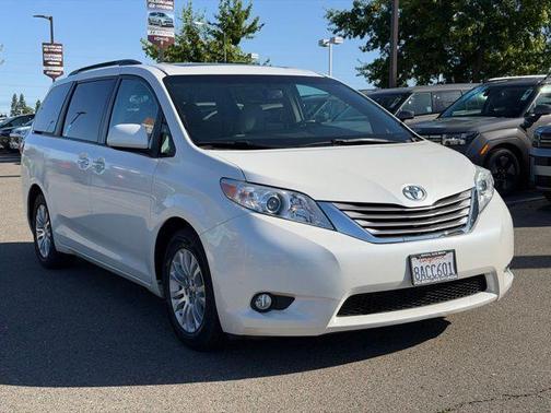 Super White 2017 Toyota Sienna XLE Premium