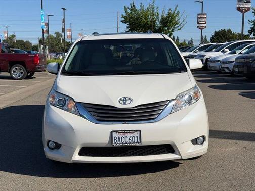 Super White 2017 Toyota Sienna XLE Premium