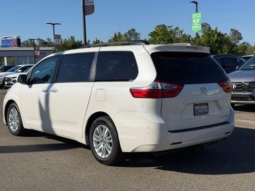 Super White 2017 Toyota Sienna XLE Premium