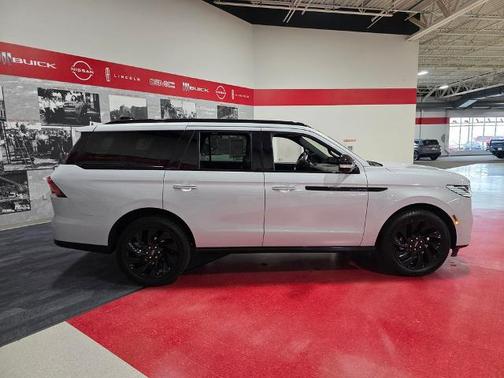 CRYSTAL WHITE METALLIC CC 2025 Lincoln Navigator RESERVE