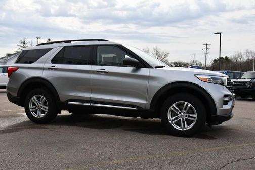 ICONIC SILVER METALLIC 2023 Ford Explorer XLT